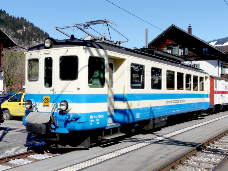 MOB - Triebwagen be 4/4  1003 abgestellt im Bahnhof von Saanen am 29.03.2008 