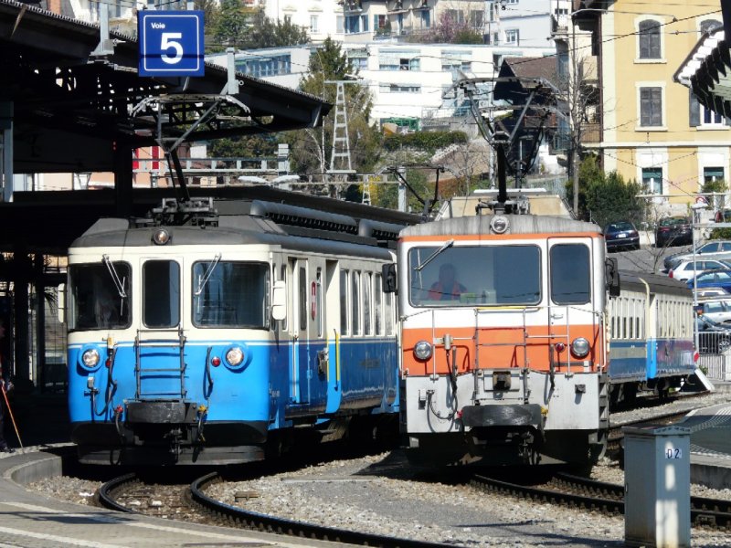 MOB - Wardender Regionalzug mit Triebwagen ABDe 8/8 4001 und 3 Personenwagen BD + AB + B neben der Rangierenden E-Lok GDe 4/4 6005 (ex tpf)noch in den Farben der tpf im Bahnhof von Montreux am 05.04.2008