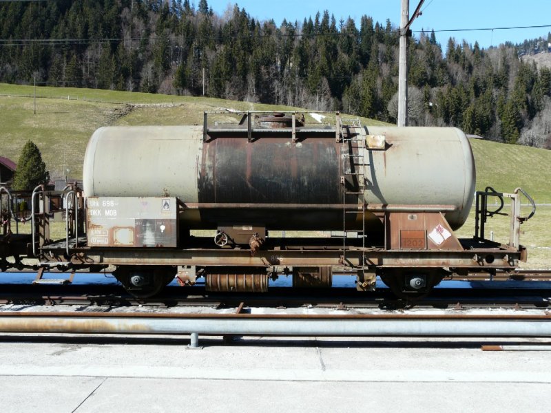MOB - Zisternenwagen Uhk 896 Abgestellt im Anschlussgeleise des Flugplatzes Gstaad - Saanen am 29.03.2008