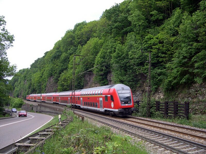 MOBA-Treff Gppingen - Ab Dezember 2007 werden die RE´s Stuttagrt-Ulm (-Donauwrth) an Wochenenden nur noch alle 2h mit Doppelstockwagen verkehren. Die andere Taktlage wird mit Triebzgen der BR 425 gefahren. Somit wird dieses Bild, wie hier am 12.06.2005 an der Geislinger Steige auch nur noch alle 2h mglich sein. Zuglok an diesem Zug war brigens 111 216-8.