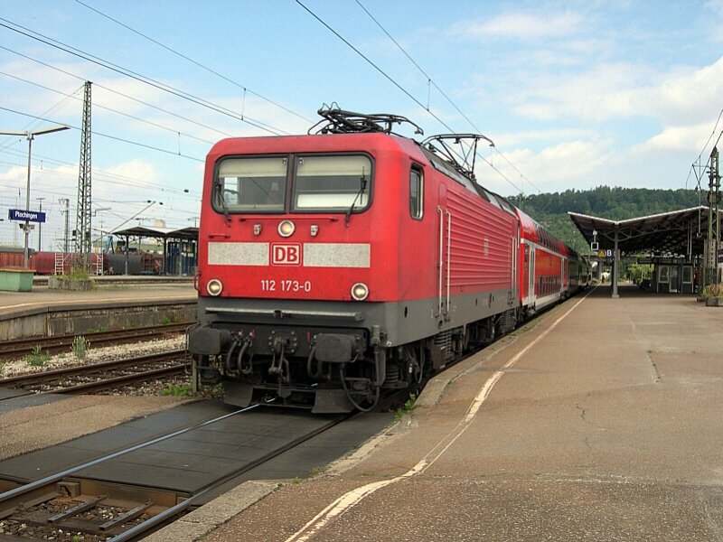 MOBA Treff Gppingen - Den IRE 4225 Stuttgart - Friedrichshafen bespannte am 12.06.2005 noch planmig die 112 173-0 des Bw Berlin Hbf. Heute werden diese Leistungen von der Baureihe 146 gefahren.