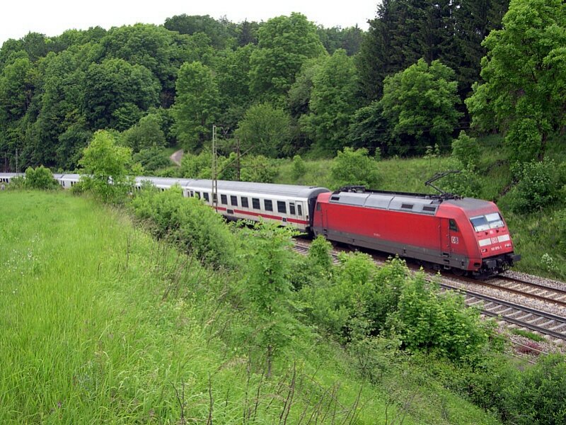 MOBA Treff Gppingen - Geschichte sind die EC-Zge der Relation Mnchen-Paris. Am 12.06.2005 schiebt 101 070-1 einen solchen Zug bei Amstetten ber die Geislinger Steige.