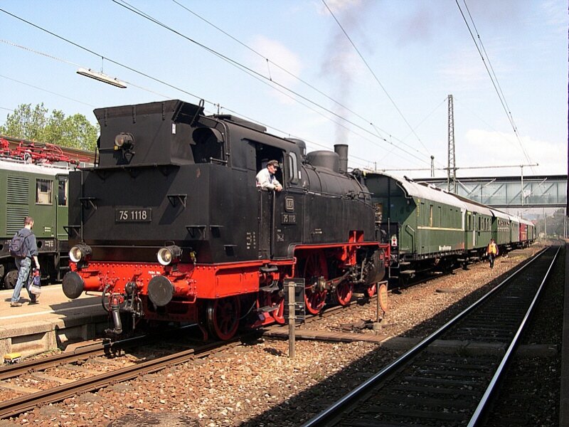 MOBA Treff G�ppingen - Gleiches Bild wie 142124, nur jetzt in Farbe. Am 12.06.2005 wartet 75 118 der Ulmer Eisenbahnfreunde in G�ppingen auf die Ausfahrt nach Plochingen.