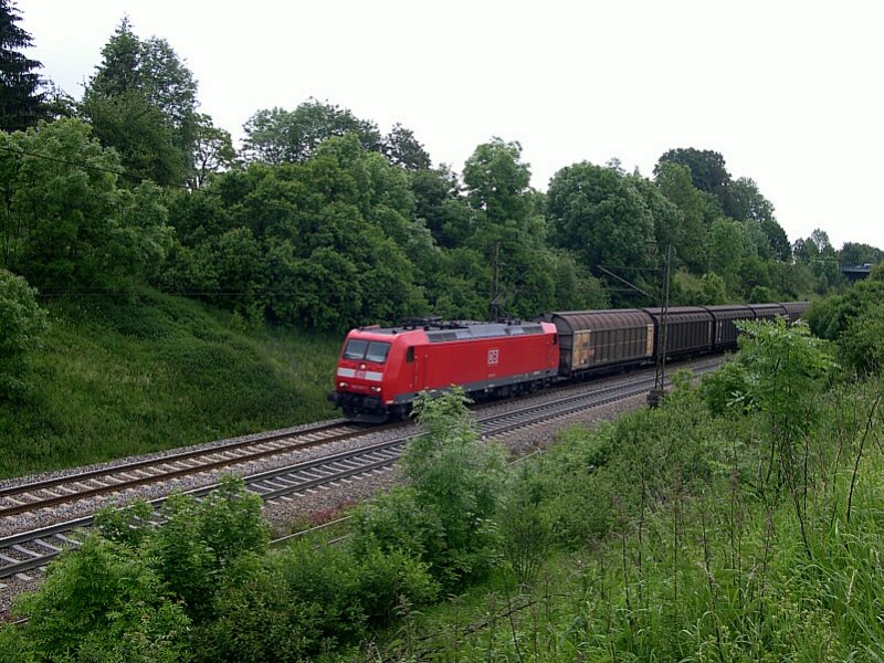 MOBA Treff Gppingen - Langweilig wird es auch Sonntags an der Geislinger Steige nicht. Am 12.06.2005 ist 185 017-1 mit einem Gterzug bei Amstetten unterwegs nach Kornwestheim.