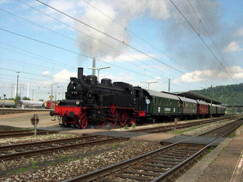 MOBA-Treff G�ppingen - Wenige Augenblicke nach dem DBK-Sonderzug setzt sich auch 75 118 der UEF mit ihrem pendelzug nach G�ppingen in Bewegung. Diese Garnitur wird normalerweise an mehreren Wochenenden im Jahr zwischen Amstetten und Gerstetten eingesetzt. Plochingen, 12.06.2005