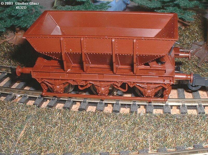 Modell des schwedischen Erzwagens Mas 1908 der schwedischen Firma UGJ AB. Diese Wagen sind nur als Bausatz ohne Radachsen (ROCO 40198) bei dieser Firma erh�ltlich. Sie fuhren von 1908 bis ca. 1970, also �ber 60 Jahre, auf der Erzbahn Lulea - Kiruna - Narvik.