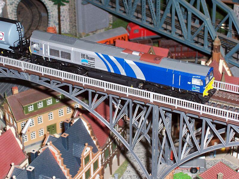 Modell der diesel-elektrischen GM-Lok Class 66 ERS PB 07 von Mehano, sie ist zur Zeit auch in rot von HGK erhltlich, weitere Modelle sollen folgen. Die Lok macht den Eindruck, ob sie etwas zu klein wre, aber sie wurde fr Grossbritannien entwickelt und die haben ein kleineres Raumma (Hhe / Breite).