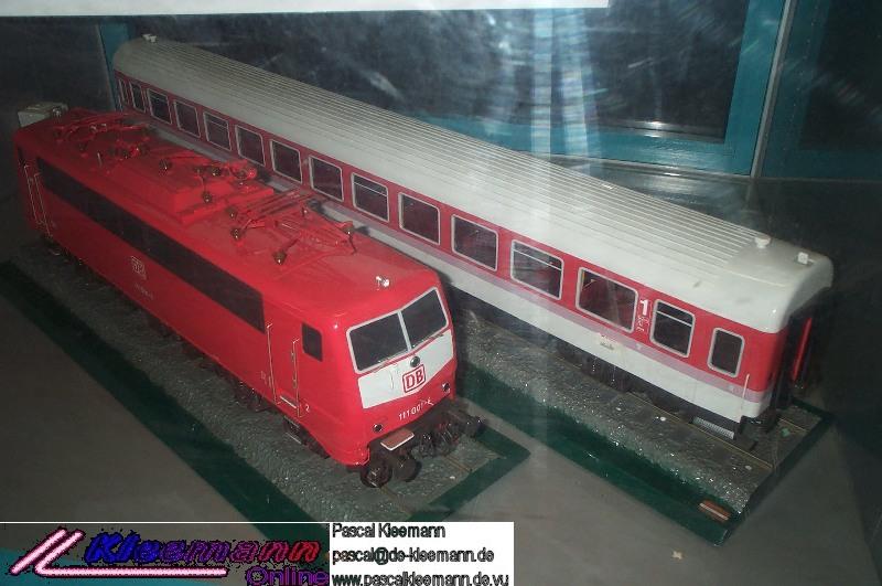 Modell einer E111 mit einem IC-Wagen, ausgestellt in einem Schaukasten im Bhf. KS-Wilhelmshhe