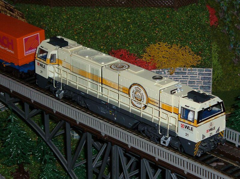 Modell der Mehano-Diesellok Baureihe MaK 2000 BB der WLE Nr. 21, der ersten deutschen  Bierlok  mit Werbung der Brauerei Warsteiner.