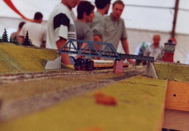 Modellbahn-Ausstellung des MEC Wismar anllich der landesgartenschau 2002 in Wismar
ein Dampflok bespannter  Stdte-Express -Sonderzug unterquert eine Eisenbahnbrcke