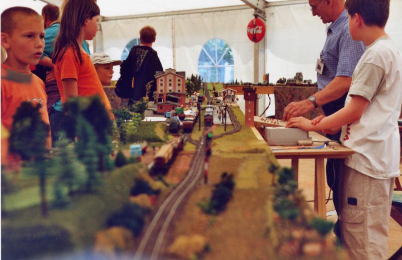 Modellbahn-Ausstellung des MEC Wismar anllich der landesgartenschau 2002 in Wismar
Durchfahrt eines Gterzuges mit einer Diesellok der baureihe 220 (ex. DR 120)