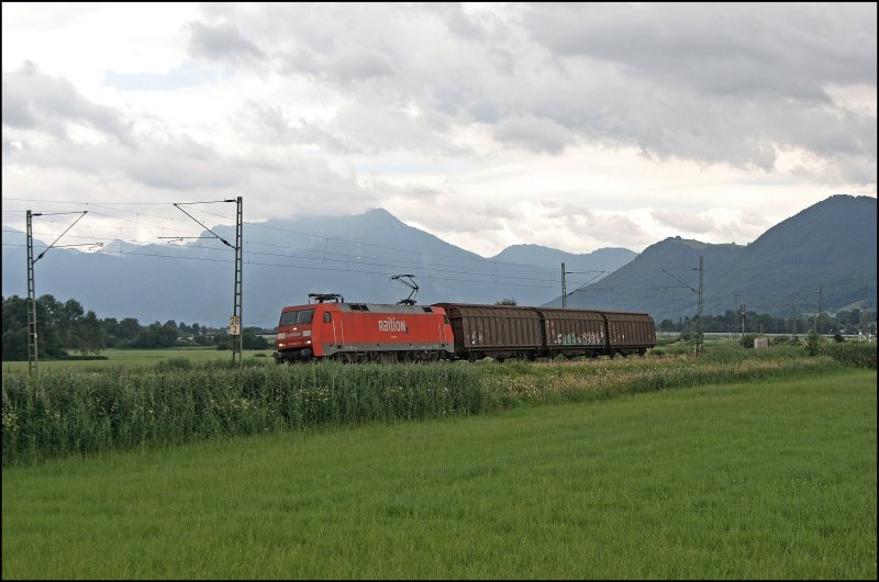 Modellbahngerecht ist die 152 023 mit ihren Drei Gterwagen in Richtung Rosenheim unterwegs. Welches ist besser? (09.07.2008)
