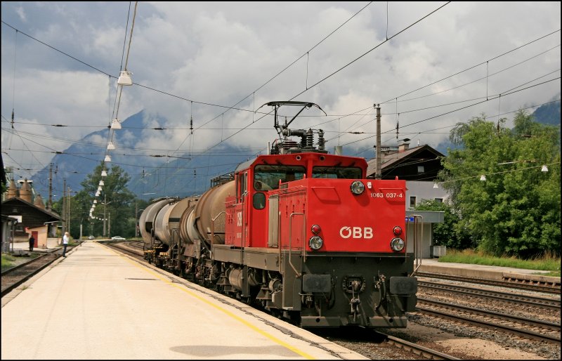  Modellbahngerecht  steht die Innsbrucker 1063 037 mit ihrem Vier-Wagenzug in Brixlegg und wartet auf die Abfahrt nach Wrgl. In Deutschland sind solche Bilder leider etwas mangelware... (08.07.2008)
