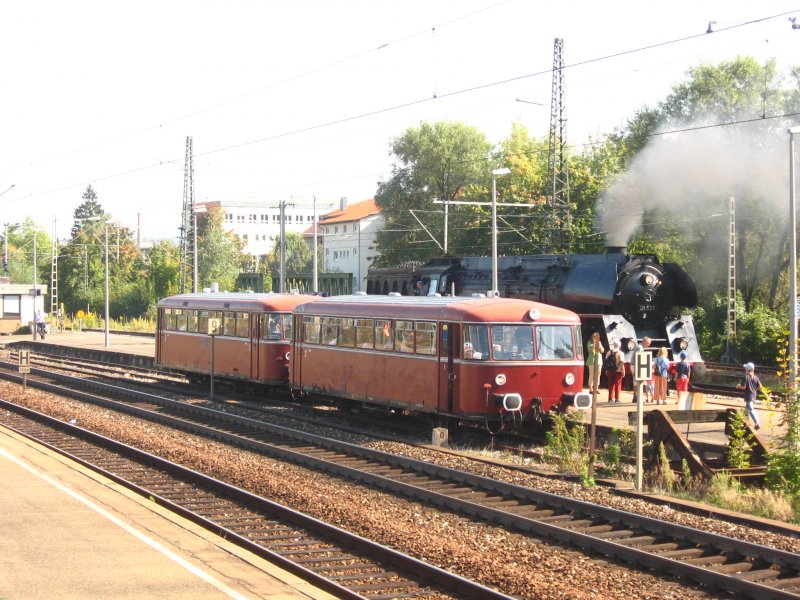 Modellbahntreff Gppingen 16.9.07. Whrend in den VT 98 die Fahrgste in Richtung Lenohrad Wei Gelnde einsteigen. Fhrt 01 533 mit anderen Gsten im Bahnhofn herum