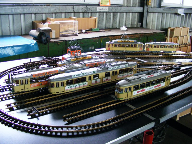 Modelle von Fahrzeugen der Vestischen Straenbahn in einer Halle des Bergwerks Auguste Victoria 3/7 in Marl beim Tag der offenen Tr am 9. Mai 2009. 
