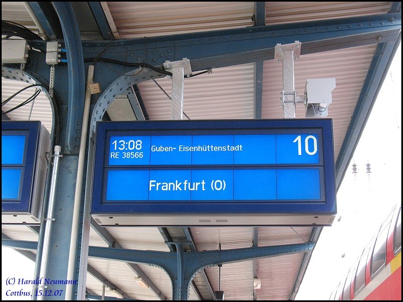 Moderne Fahrzielanzeiger gibt es nun endlich auch im Bf Cottbus. Nachdem die alten Pragatron-FZA kaum noch reparabel waren, werden nun die Modernen der Firma Funkhaus montiert.