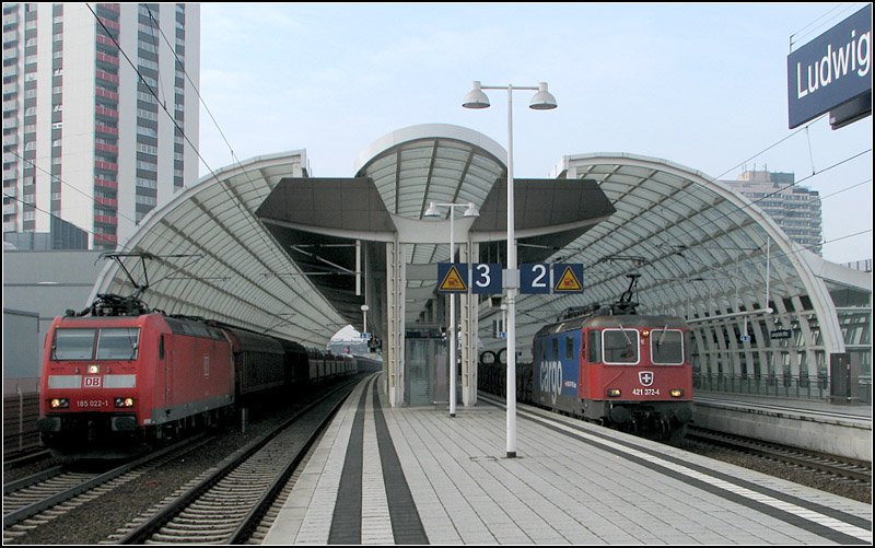 Moderne Halle - 

Den Bahnhof Ludwigshafen (Rhein) Mitte gibt es seit 2003. Ursprünglich für den S-Bahnverkehr gedacht, wurde er dennoch auch für Fernzüge ausgelegt. Dieser Bahnhof liegt zentraler zur Innenstadt als der Hauptbahnhof. 

08.03.2008 (J)