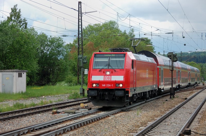 Moderne Loks und  Dostos  der neuesten Generation prgen den Nahverkehr in Baden Wrttemberg. 146 224-1 und RE durchfahren Amstetten Bhf ohne Halt auf dem Weg an den Bodensee.