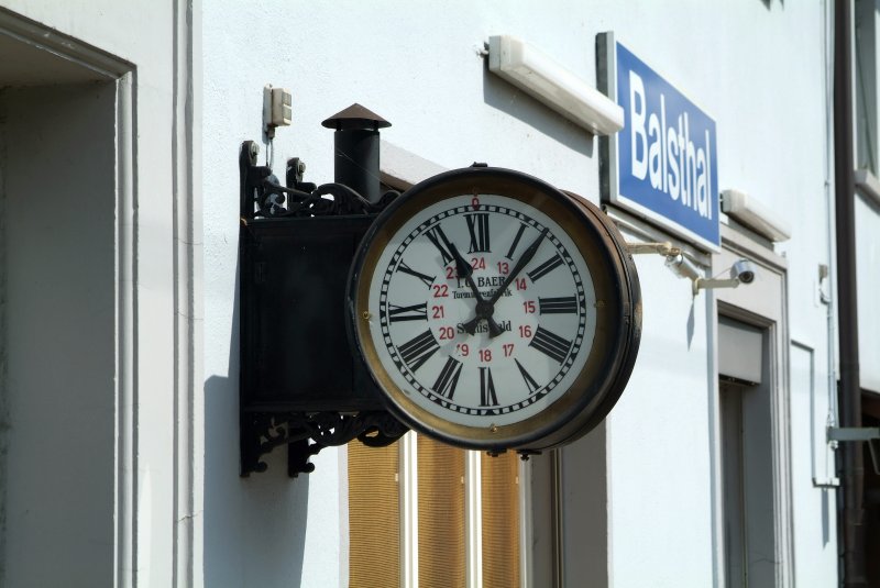 Moderne mit Nostalgie in Balstahl Bahnhof.
18.04.2009