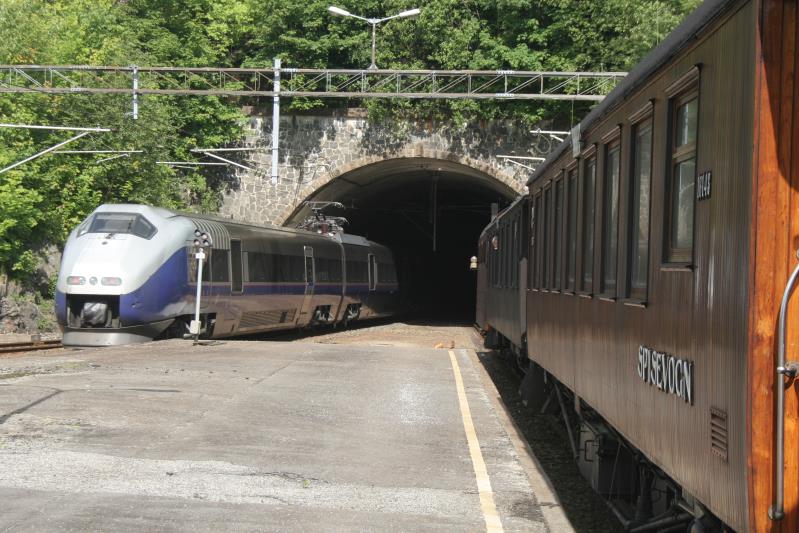 Moderne trifft Historie. BM 73.106 verlsst als Tog 64 Arna in Richtung Oslo. Auf gleis 1 steht der Jubilumszug mit einem Fuhrpark von Bj. 1909-1930. Indre Arna, 07.06.2009