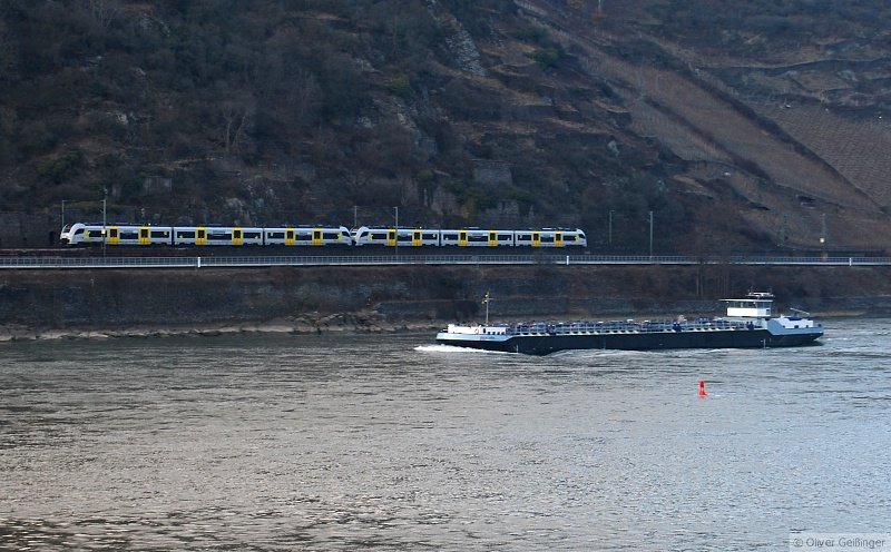Moderne Zeiten auf der linken Rheinstrecke: Trans Regio zwischen St. Goar und Oberwesel am 14. Februar 2009 (16:40).