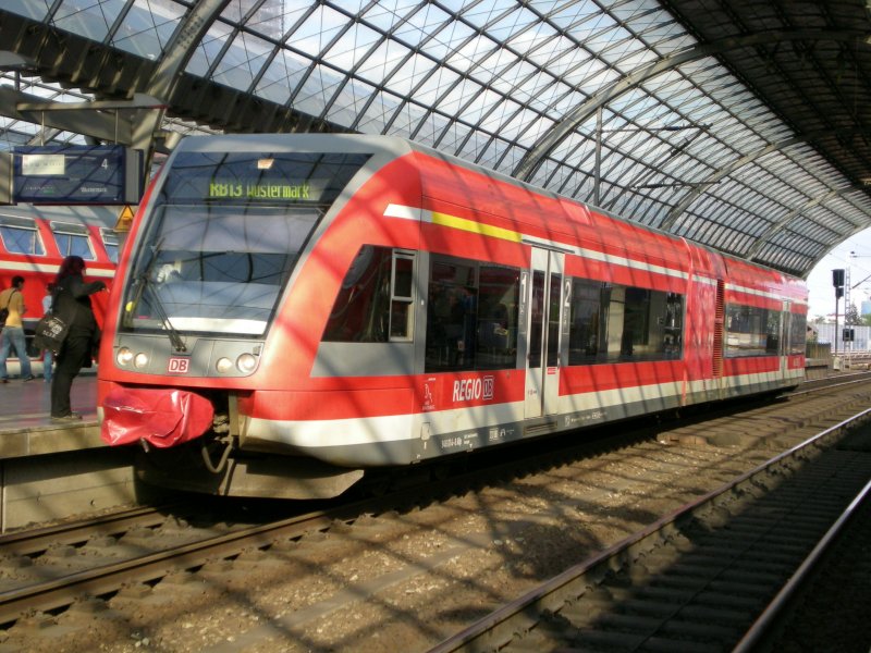Moderner Bahnhof, moderner Zug. Am 02.05.2008 um 17:40 Uhr wartet dieser 646 in Berlin Spandau auf die Abfahrt als RB nach Wustermark. 