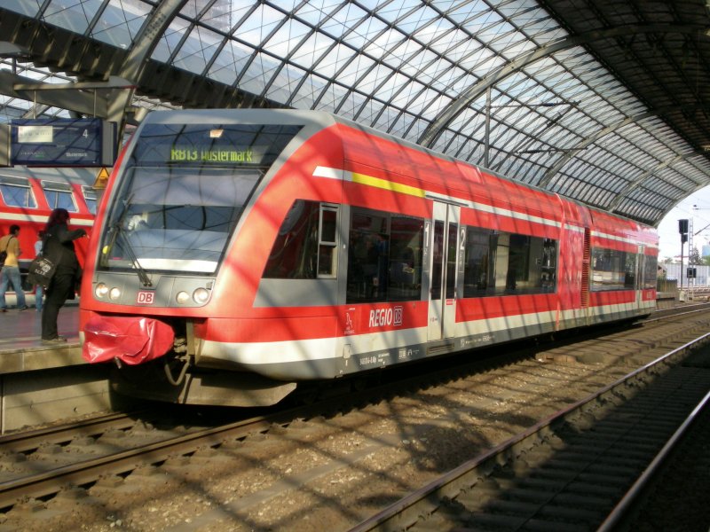 Moderner Bahnhof, moderner Zug. Am 02.05.2008 um 17:40 Uhr wartet dieser 646 in Berlin Spandau auf die Abfahrt als RB nach Wustermark. 