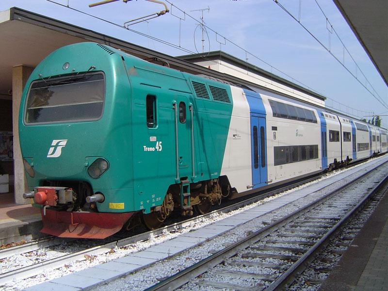 Moderner Doppelstock-Steuerwagen. Diese Fahrzeuge kommen im S-Bahn-Verkehr der Ballungszentren bzw. als Eilzge in groer
Zahl zum Einsatz (Ravenna, 19.06.2004).  