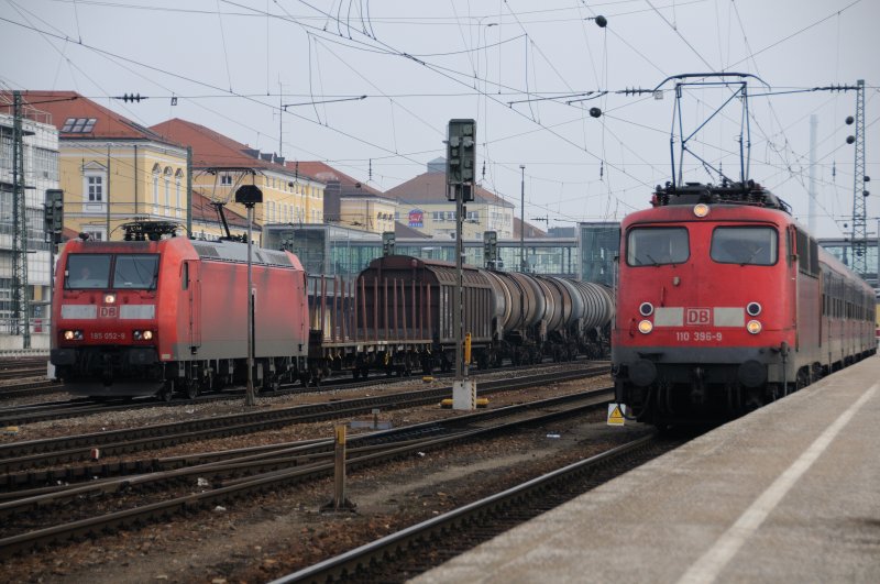 Moderner Einheitslook oder Charaktergesicht: 185 052-8 trifft Bgelfalte 110 396-9 in Regensburg beim Bahnbildertreffen am 14. Mrz 2009.