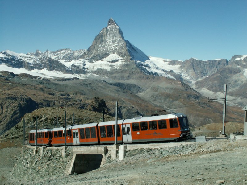 Moderner GGB Panoramazug(Bhe 4/6)vor der imposanten Kulisse des Matterhorns(4478m..M.)am 23.09.09
