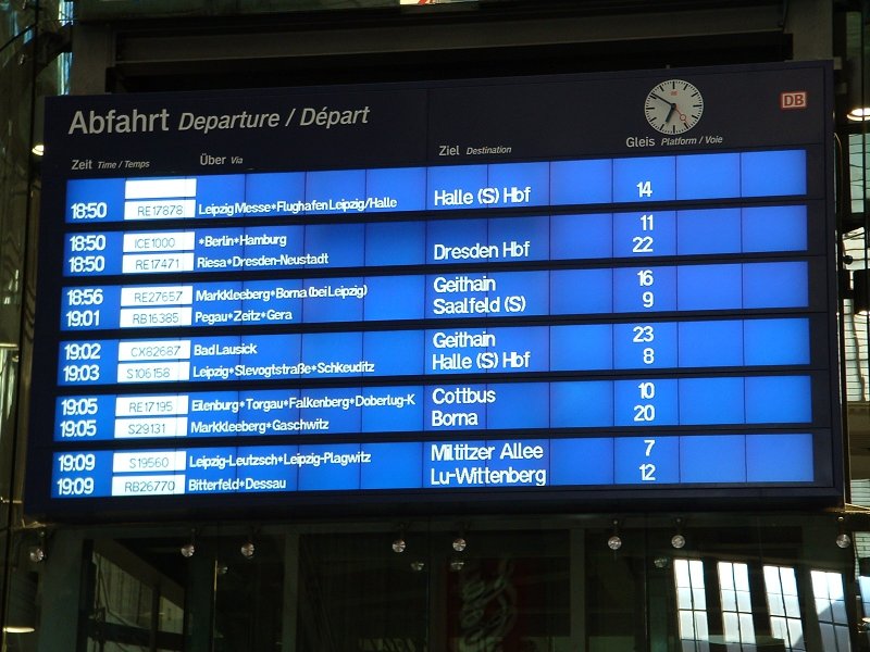 Moderner LCD-Zugzielanzeiger im Leipziger Hauptbahnhof.
Dieser ist seit 2005 im Einsatz.
Aufgenommen am 02.06.2006 18:50