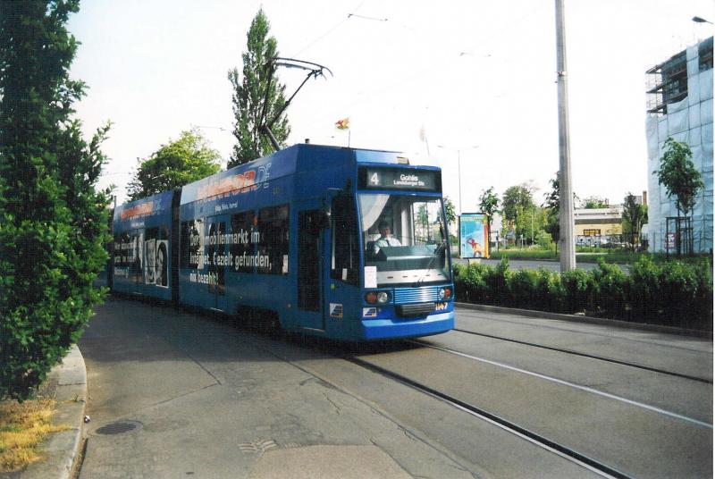 Moderner Niederflurwagen, in Fahrt Kohlgartenstrasse Richtung Listplatz