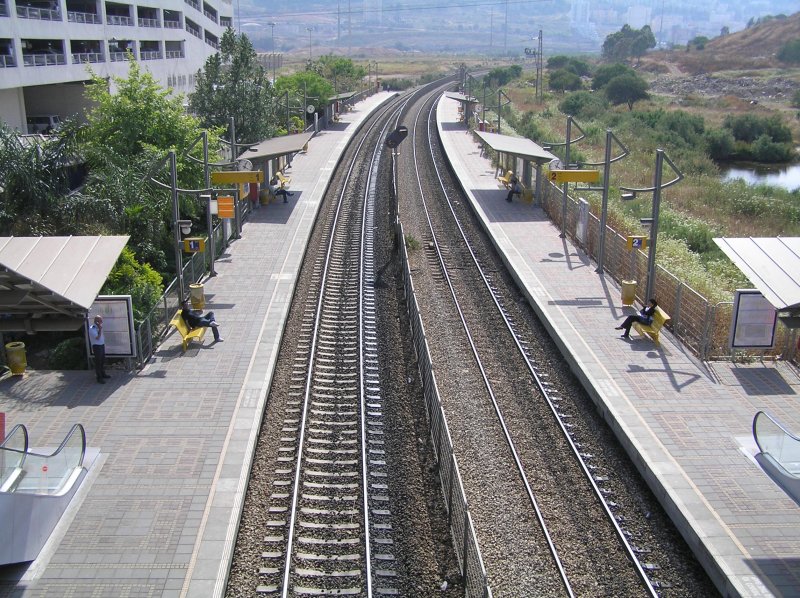 Moderner und sauberer Haltepunkt  Lev Ha'Mifratz  der Israelischen Staatsbahn. Lev Ha'Mifratz - Ha bedeutet Haifa - ist ein nrdlicher Vorort von Haifa an der Hauptstrecke Haifa - Nahariya. Aufgenommen vom Bahnsteigzugang am 13.05.2007