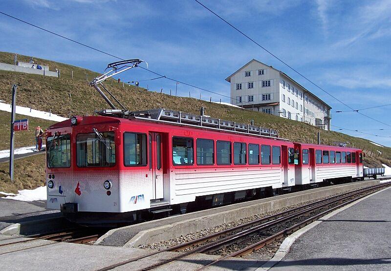 Moderner Triebwagen Nr.21 der Rigi Bahnen AG mit Beiwagen und Vorstellwagen zur Gterbefrderung am 30.04.2005 im Bahnhof Rigi Kulm 1800m. Die Zge Vitznau - Rigi Kulm sind rot/weiss oder rot. Hier gibt es keine Verbindung zwischen den beiden Gleisen.