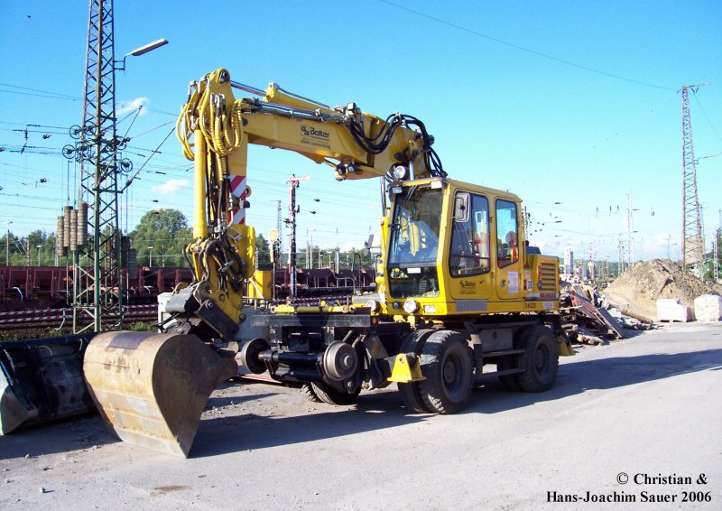 Moderner Zweiwegebagger der Firma Balter, im September 2006, in Schwerte.
Die Bauarbeiten drften allerdings nichts Gutes fr die Signale bzw. fr die Stellwerke bedeuten. 
