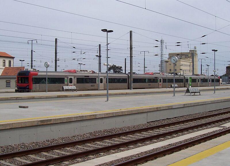 Modernisierte BR 2200 am 14.05.2006 in Porto Campanha, die Zge haben moderne Kpfe aus Kunststoff, Klimaanlagen, auch der Fensterbereich wurde gendert, und neue Inneneinrichtung bekommen.