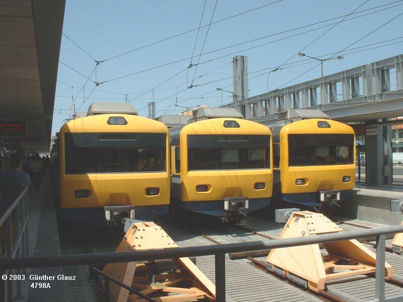 Modernisierte Gleichstrom-Triebzge BR 3150 der Strecke Lissabon Cais do Sodre - Cascais am 07.05.2003 in Lissabon. Die Strecke fhrt an die Atlantikkste und war 1926 Portugals erste elektrifizierte Bahnstrecke.