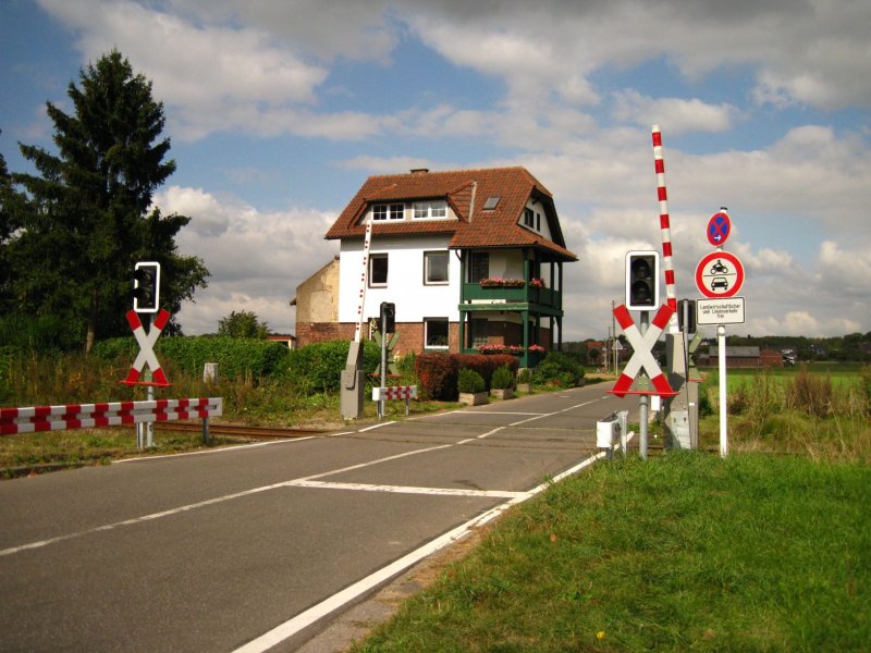Modernisierter Bahnbergang bei Gnhoven am  Eisernen Rhein , mit LED-Technik fr den Straenverkehr.