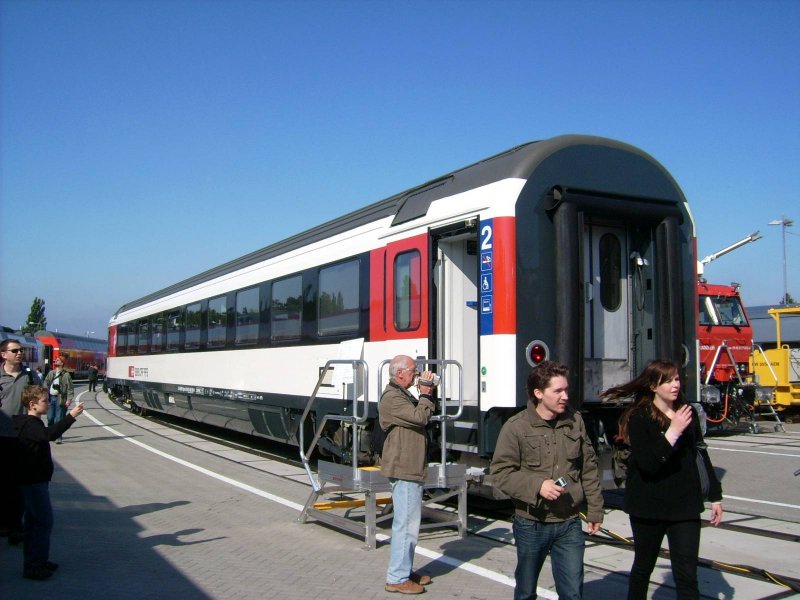 Modernisierter Reisezugwagen der SBB auf der Innotrans am 28.09.08.
