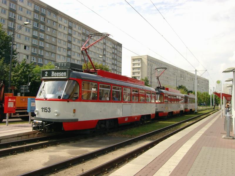 modernisierter Tatra- Grozug (T4D/T4D/B4D) am 16. 08. 2004 am S-Bahnhof in Halle- Neustadt