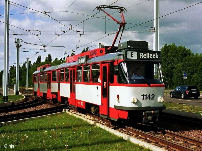 Modernisierter Tatra-Kurzzug 1142 + 178 am Rennbahnkreuz (10. Mai 2005)
