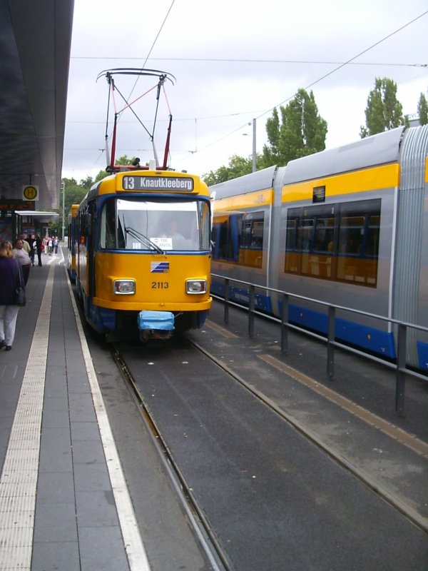 Modernisierter Tatra-Strassenbahnwagen an der umgebauten Haltestelle Hauptbahnhof Leipzig,2006