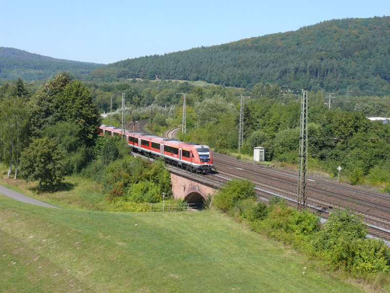 Modus-Steuerwagen mit Moduswagen + Br 111 mit dem RE von Aschaffenburg nach Wrzburg Hbf kurz vor Gemnden, 19.08.2009