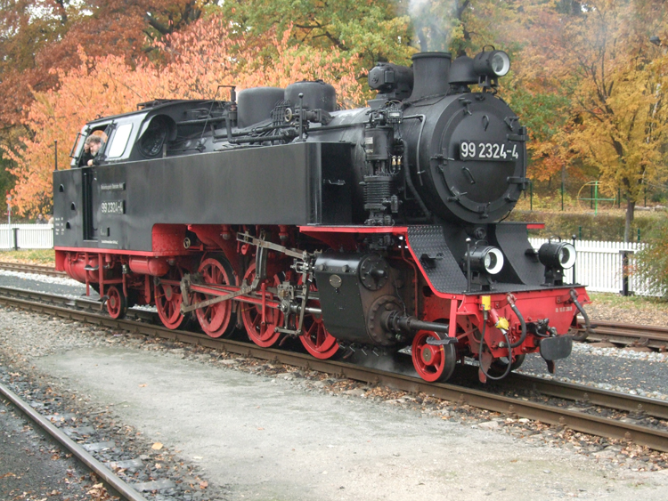 Molli-Lok 99 2324 wir in Krze MBB14620 von Bad Doberan Richtung
Ostseebad Khlungsborn West  im Bahnhof Bad Doberan bespannen.(31.10.09) 