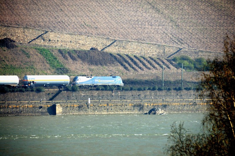 Momentaufnahme: 1116 91x der MWB dem Morgen entgegen... (bei Rdesheim am Rhein, April 2009).