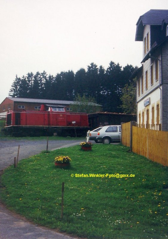 Momentaufnahme an einer nicht mehr existierenden Bahnstrecke: Die nur im Gterverkehr bediente Strecke nach Schwarzenbach am Wald (seit Einstellung PV 1971 oder 72) hatte bis zu letzt gut zu tun. Holztransporte wie im Bild oder auch grosse Steine und Schttgter fr entspr. Betriebe sorgten fr Auslastung. Das waren die traditionellen Gter auf der Strecke, die leider 2001 abgebaut worden ist. An der Zwischenstation in Poppengrn gibt es das Gasthaus zum Dbraberg. Wie es mglich war, wurde die Frhstckspause vom Personal dorthin verlegt. Die Wirtin, die Rosa (Sie mge in Frieden ruhen), hat immer so gute Schwammaschnitz gemacht. Und a Frankenwlder Bier gab es eh.....

Hier steht 211 253 festgebremst neben dem Gasthaus whrend der Pause. Ca. 1984