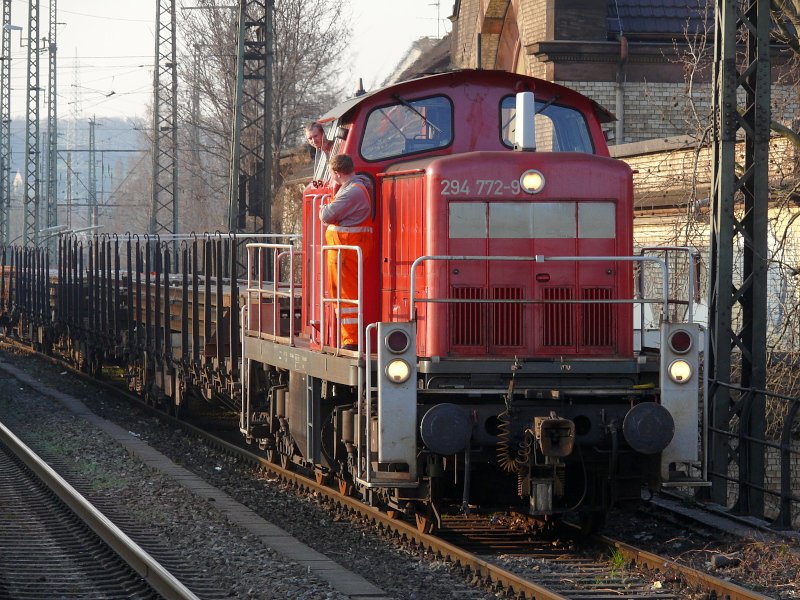 Momentaufnahme auf einer 294-iger; zwei Arbeitskollegen unterhalten sich. Witten Hbf.31.023.2009.