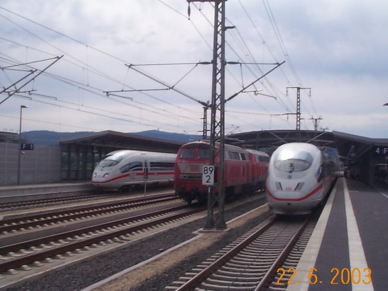 Montabaur an einem Sonntagnachmittag. Gleis 1: ICE nach FFM hbf, Gleis 2 ICE nach Amsterdam aber liegengeblieben(leider verdeckt).Gleis 3 die beiden 226er schlepploks die den ICE nach FFM Griesheim abschleppen werden. Gleis 4 ICE nach Mnster , Gleis 5a und b  RB nach Siershahn und Limburg