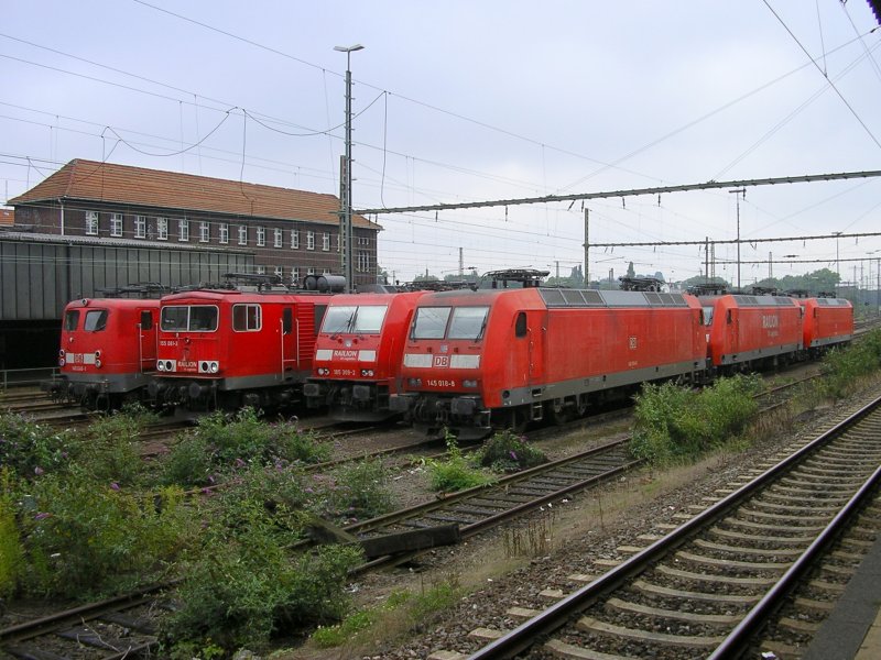 Montag morgens noch geparkt,140 646-1,Railion 155 081-3,
Railion 185 309-2 ,145 018-8 , Railion 145 049-3 , 145 050-1 in
Wanne Eickel Hbf.,Lokpark.(15.09.2008)