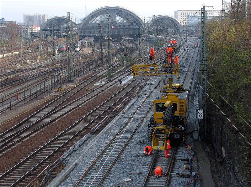 Monteure beim Fertigstellen der Oberleitung, Dresden Hbf., 21.11.2007
